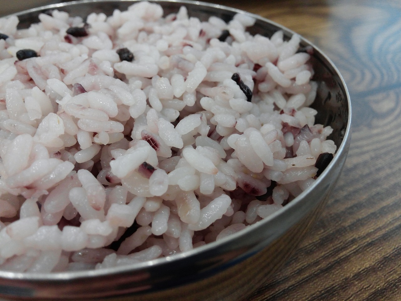 医院食堂惊现馊米饭，官方迅速回应，保障患者饮食安全