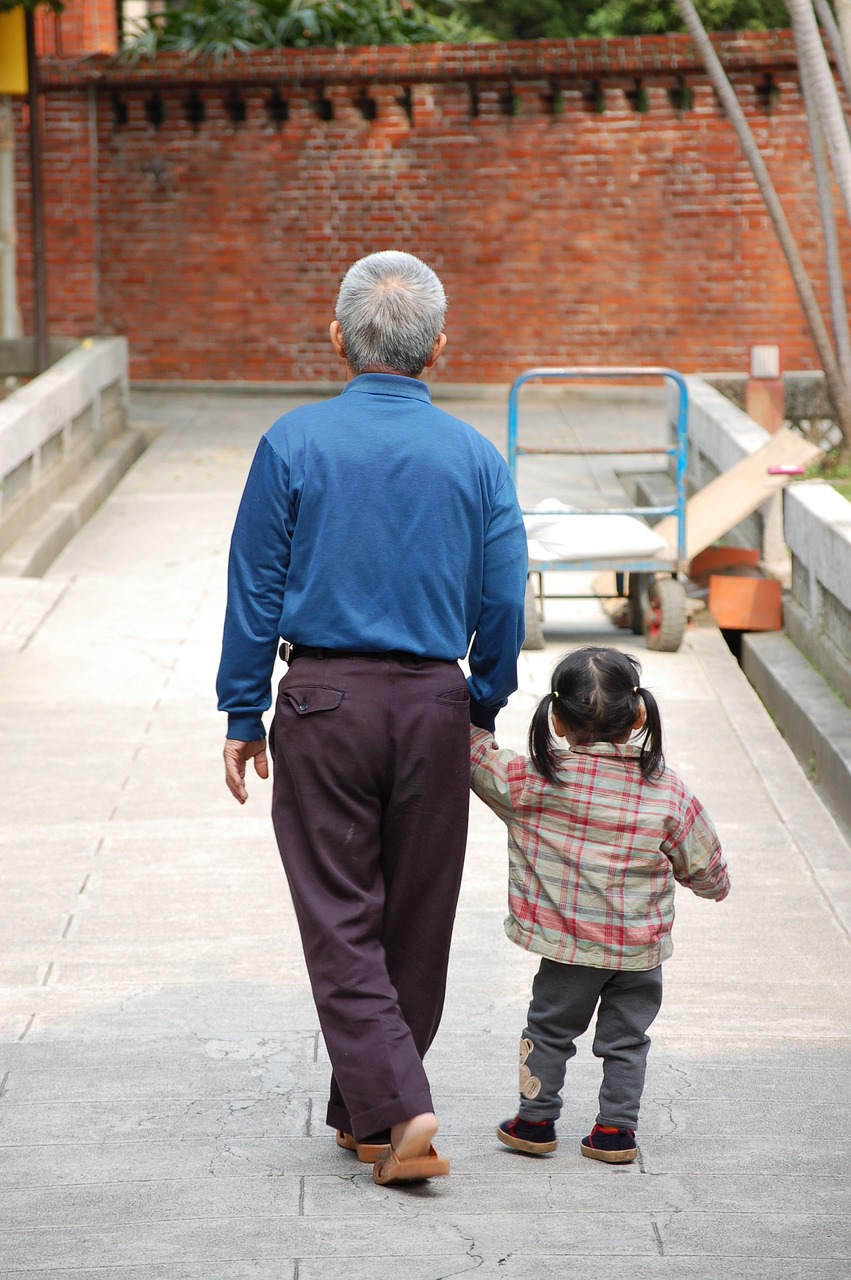 守护与传承，一个男子照顾独居老人12年的故事，意外继承五套房的温情之旅